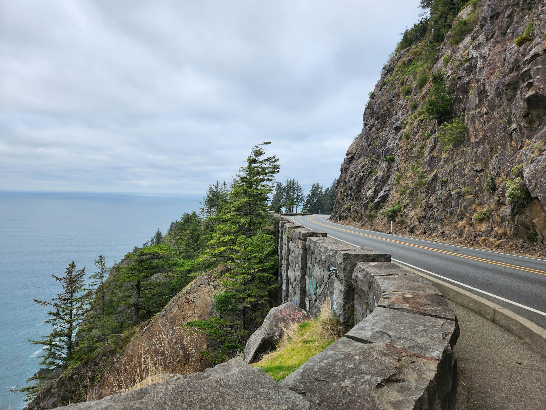 Carretera escénica junto al Pacífico en la costa de Oregón